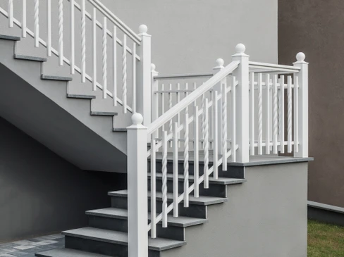 Escalier extérieur moderne avec rampe et garde-corps blancs à barreaux verticaux