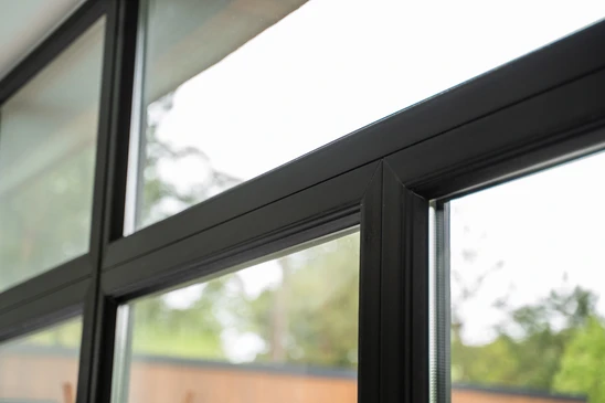 Présentation de différents modèles de fenêtres et portes-fenêtres en bois sur fond blanc