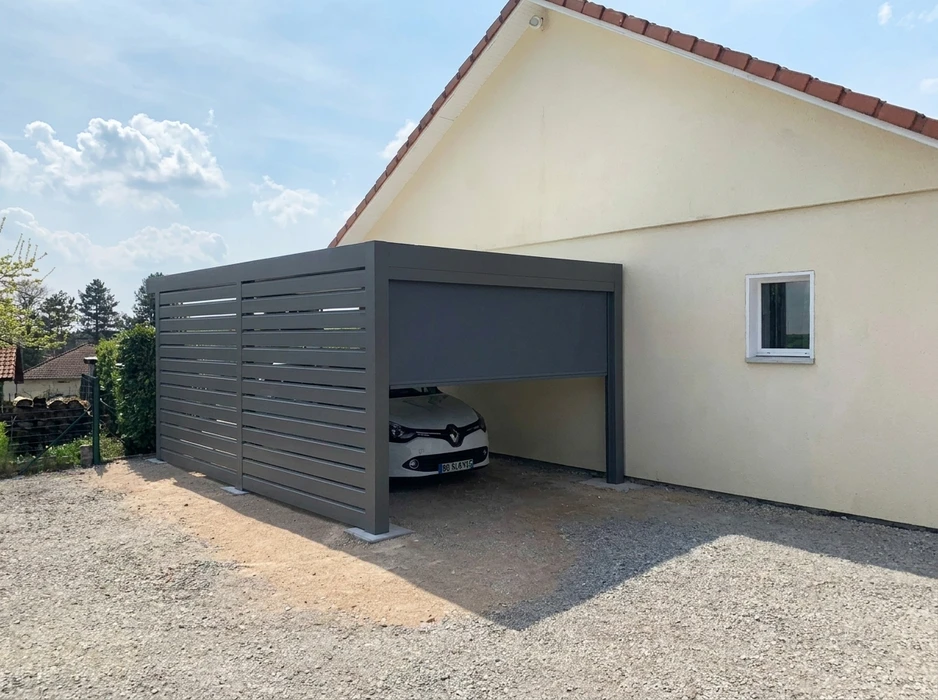 Terrasse résidentielle avec pergola moderne à structure métallique noire et couverture translucide