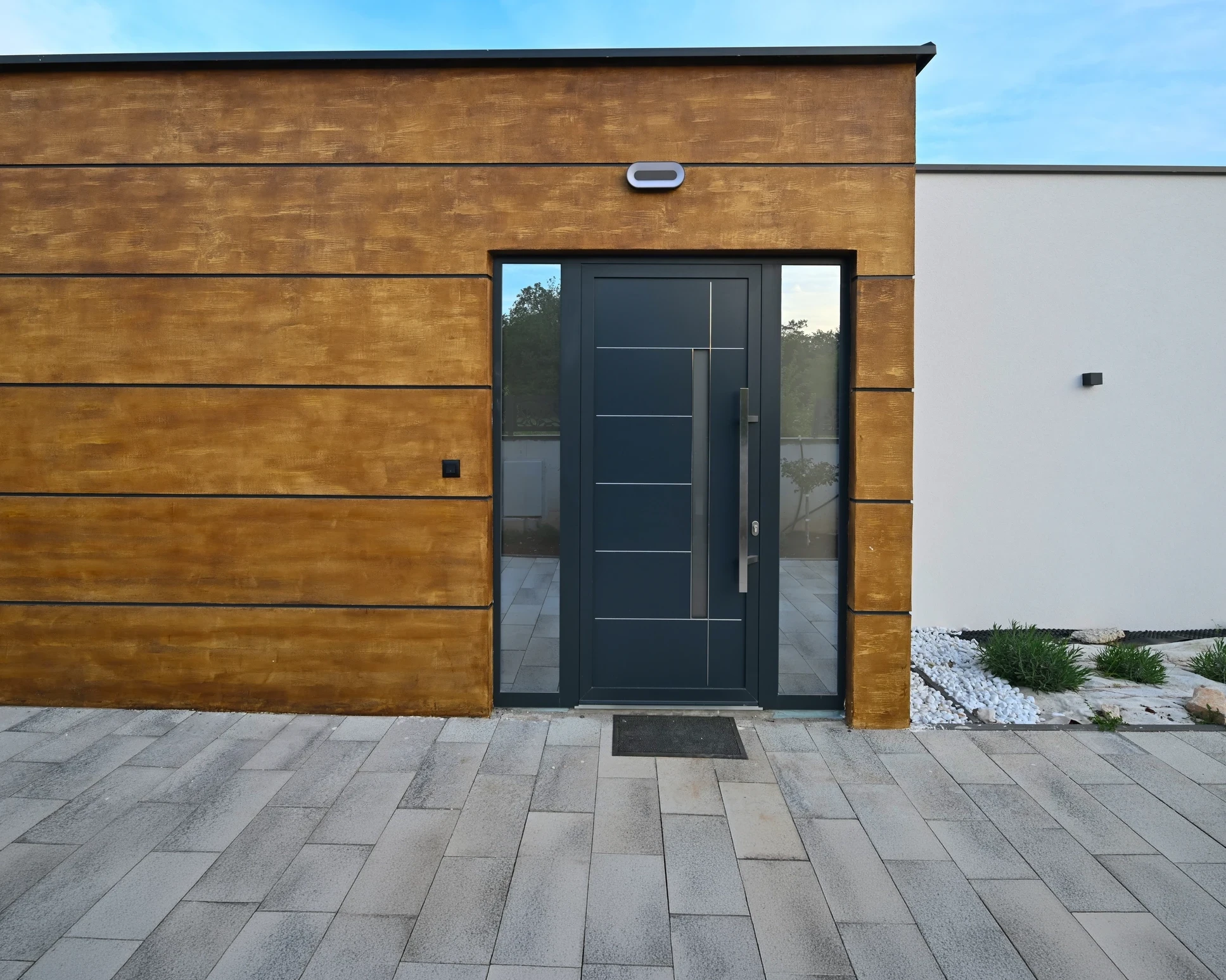 porte moderne porte d'entrée blanche maison de deux étages entrée porte d'entrée maison garage de banlieue