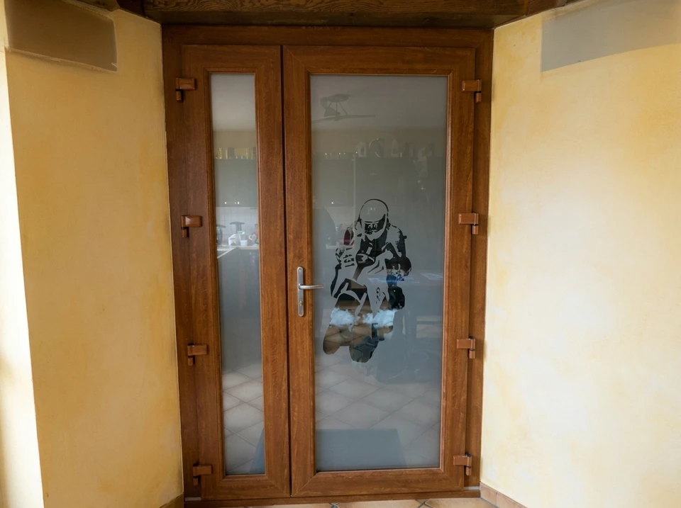 Porte d'entrée, propriété de design moderne, fenêtres avec revêtement en bois, salle d'exposition, concept industriel, technologie de maison éco passive