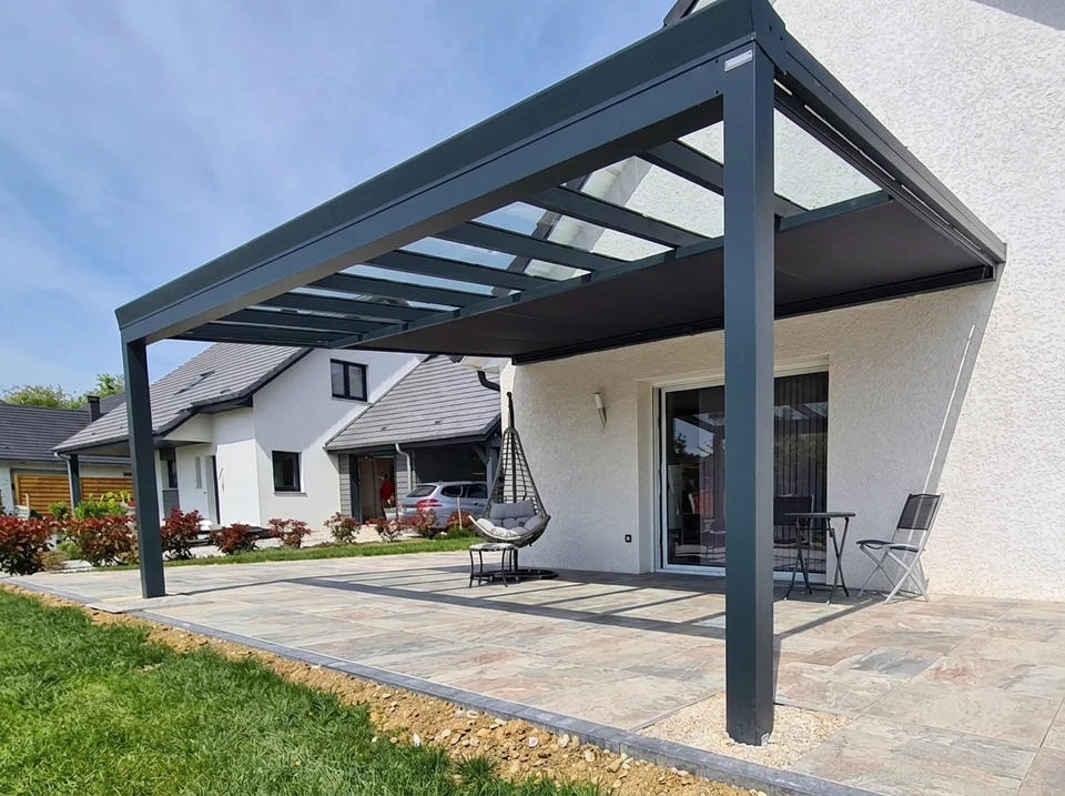 Scène extérieure de construction sur toit d'habitation sous ciel bleu
