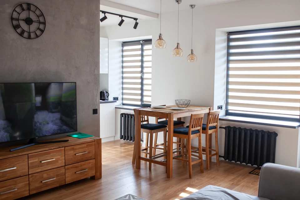 Décor du salon moderne avec de beaux rideaux à la fenêtre