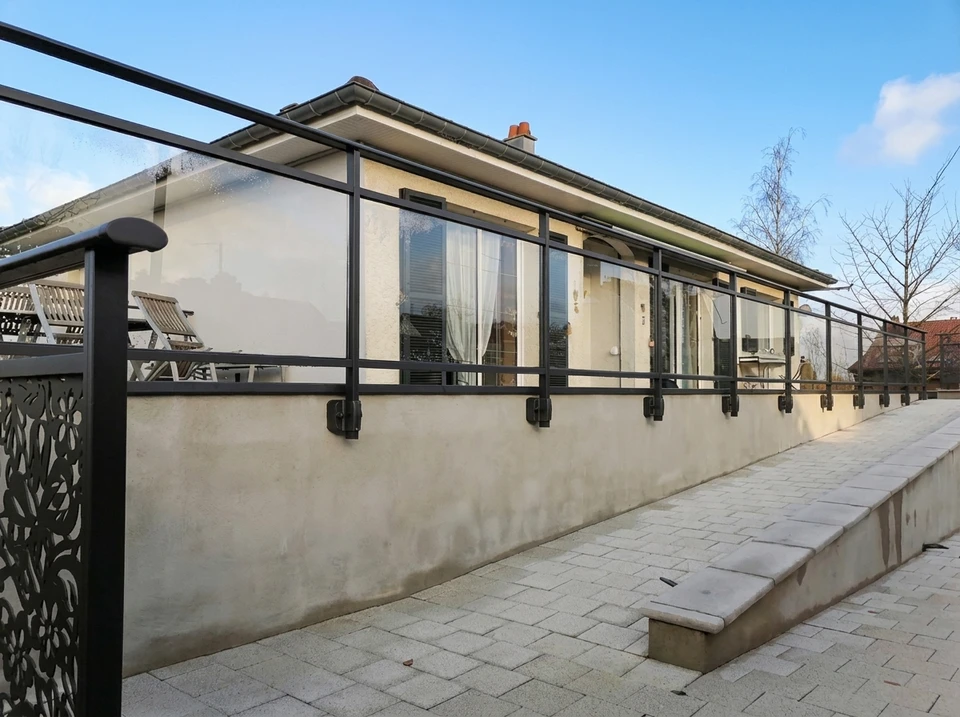 Façade d'immeuble résidentiel moderne avec balcons et terrasses en saillie
