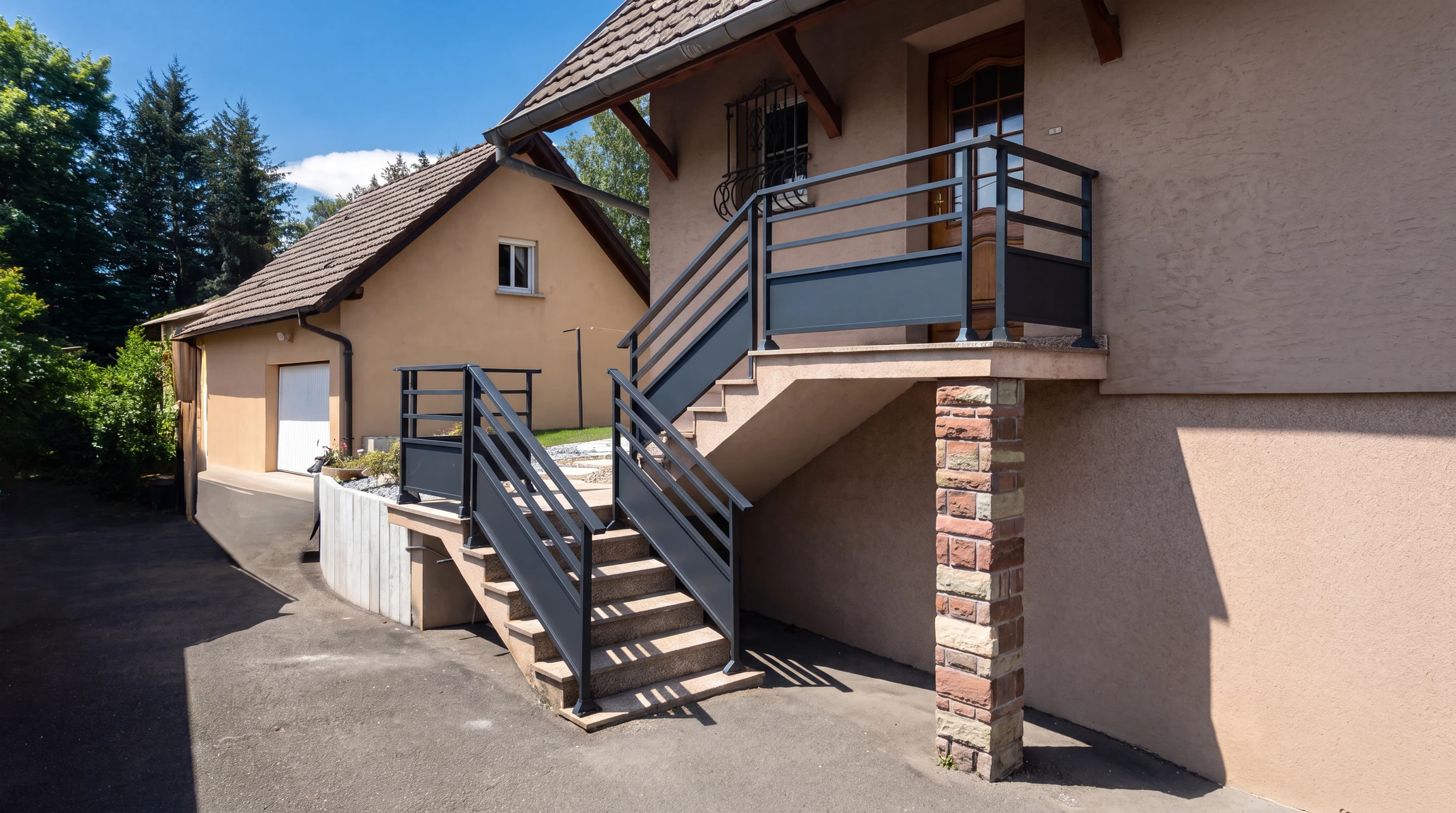 Terrasse extérieure moderne avec écran de projection motorisé déployé sous pergola contemporaine