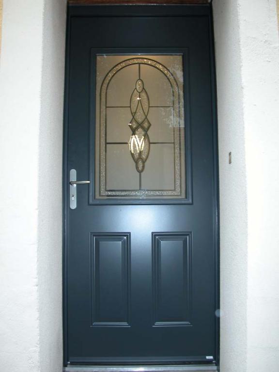 Pourquoi investir dans une porte d'entrée sur mesure à Montreux-Jeune, Mulhouse et Colmar ?